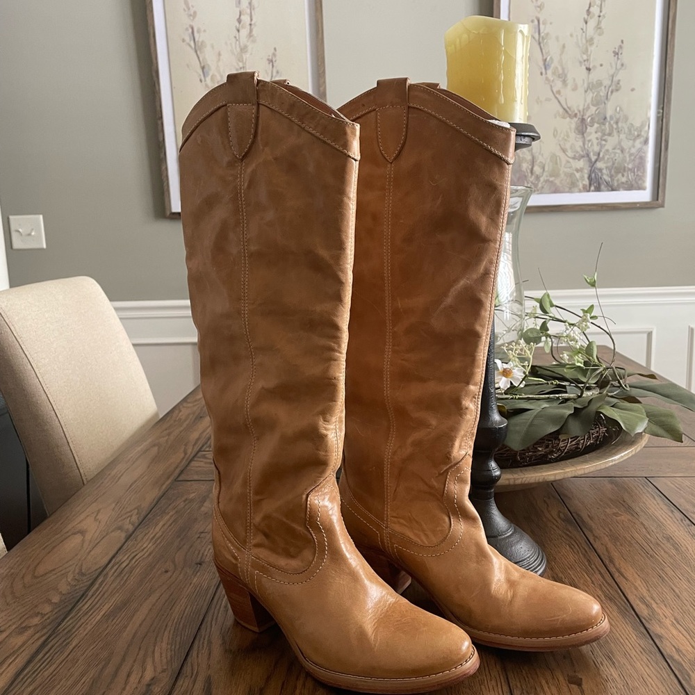 Women’s tan cowboy boots in good condition